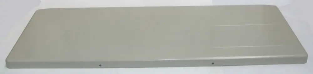 Graue Abdeckung von Daikin, rechteckig, flach, mit zwei kleinen Löchern an der Unterseite, liegend auf einer neutralen Oberfläche.